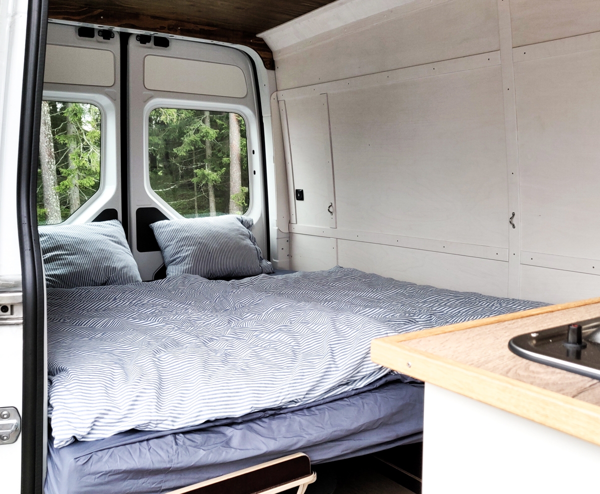 Sengeløsning inne i Atlas Camper 4WD