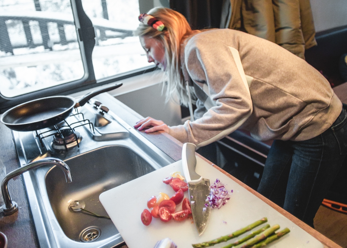 Matlaging inne i Atlas Camper 4WD