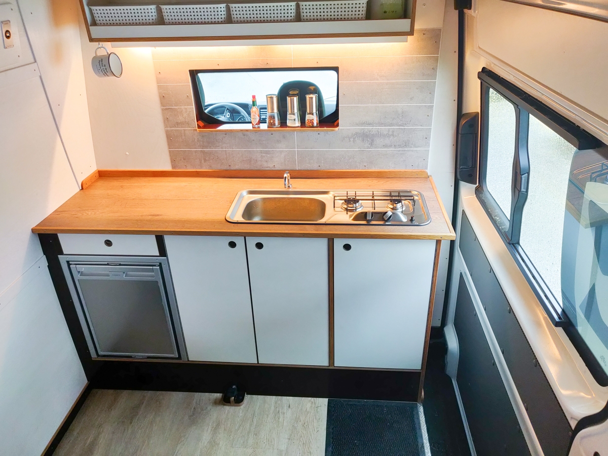 Kjøkkenet i Atlas Camper 4WD