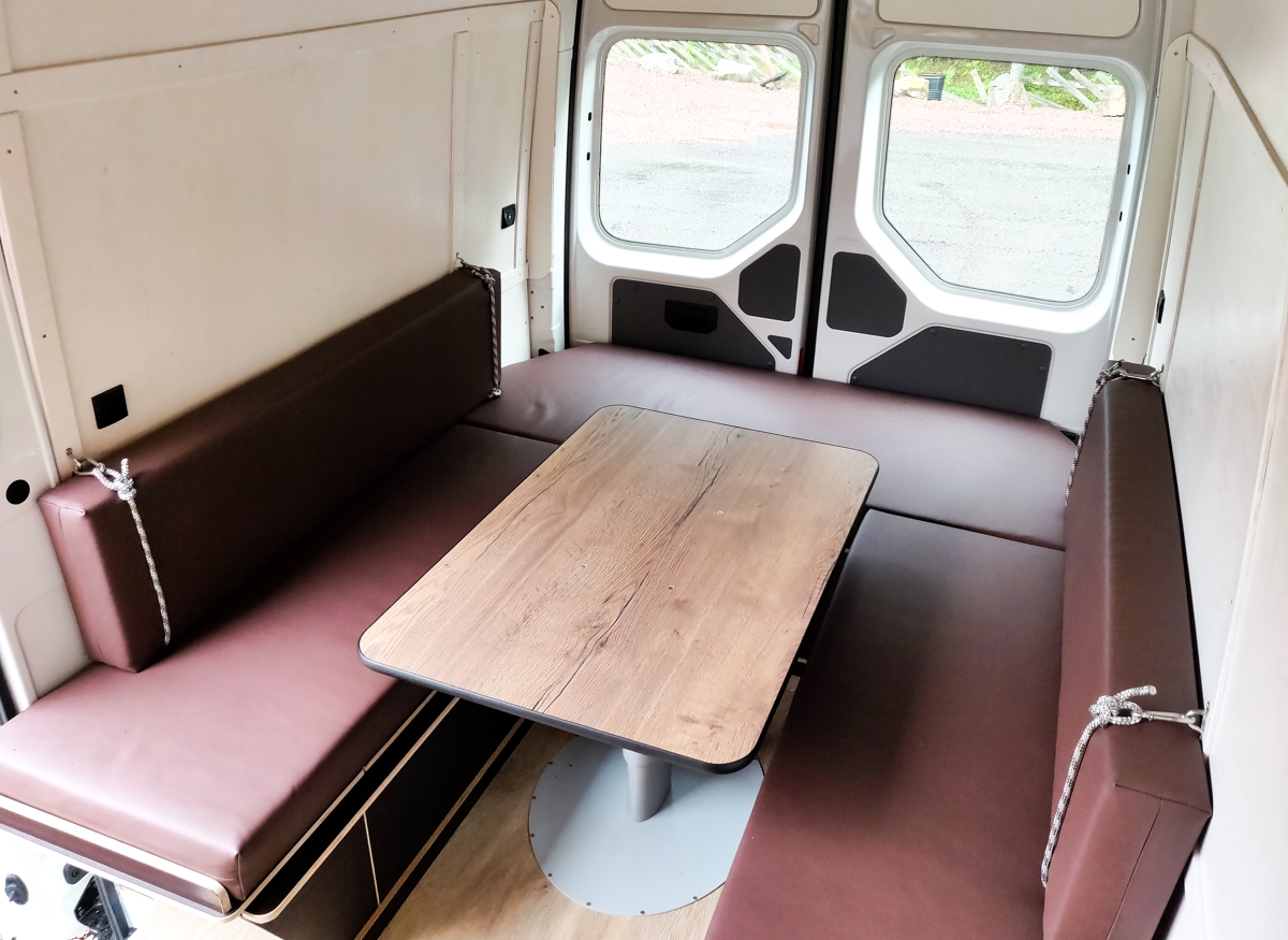Spisebordet i Atlas Camper 4WD